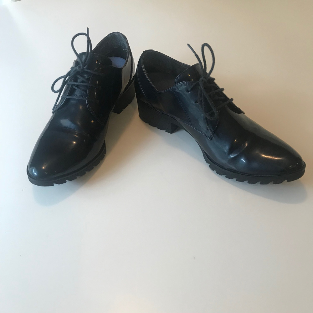 TAMARIS WORTMANN NAVY PATENT LEATHER. TIE, 8 1/2